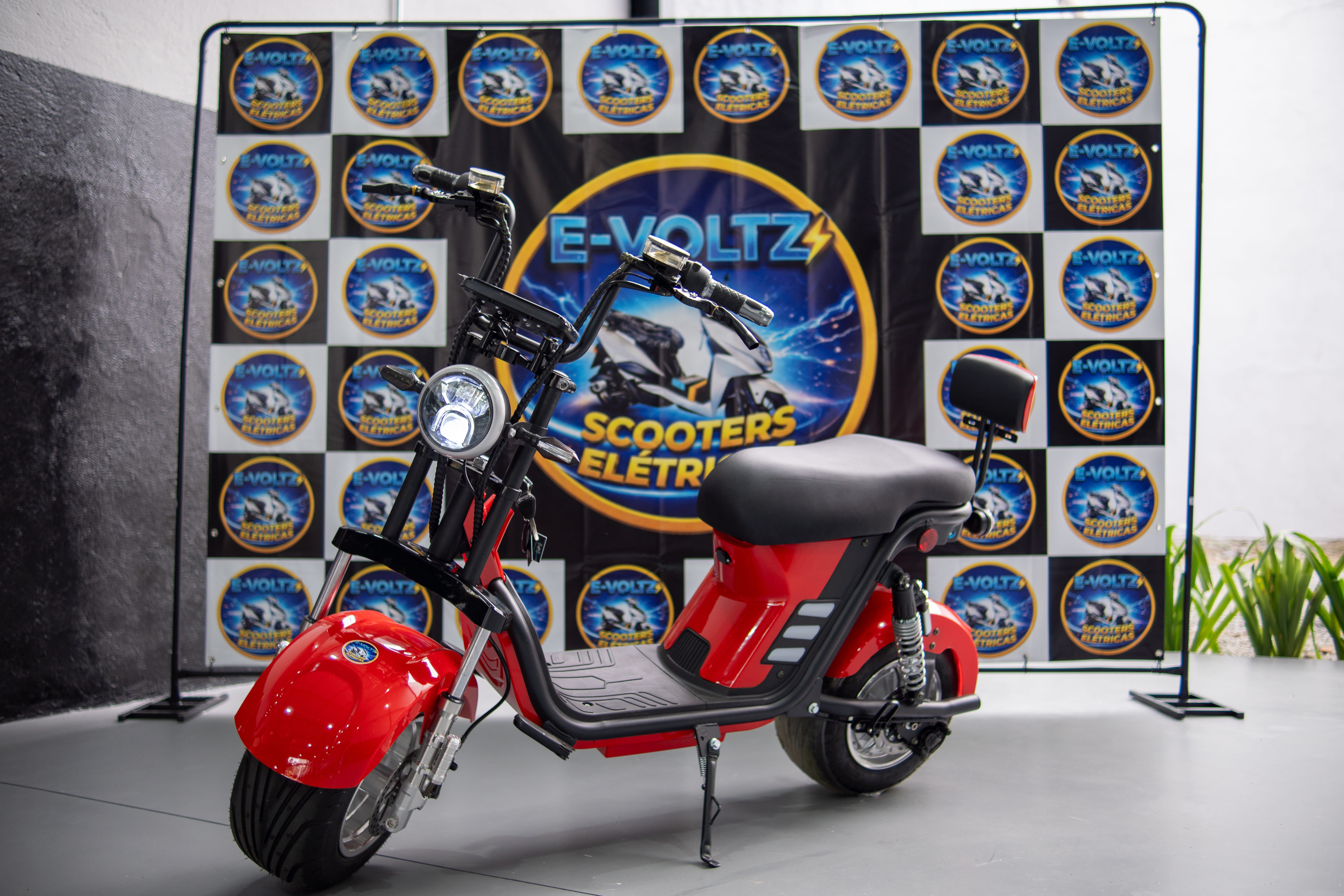 Cliente fazendo Test Ride de scooter elétrica na E-VOLTZ Taubaté